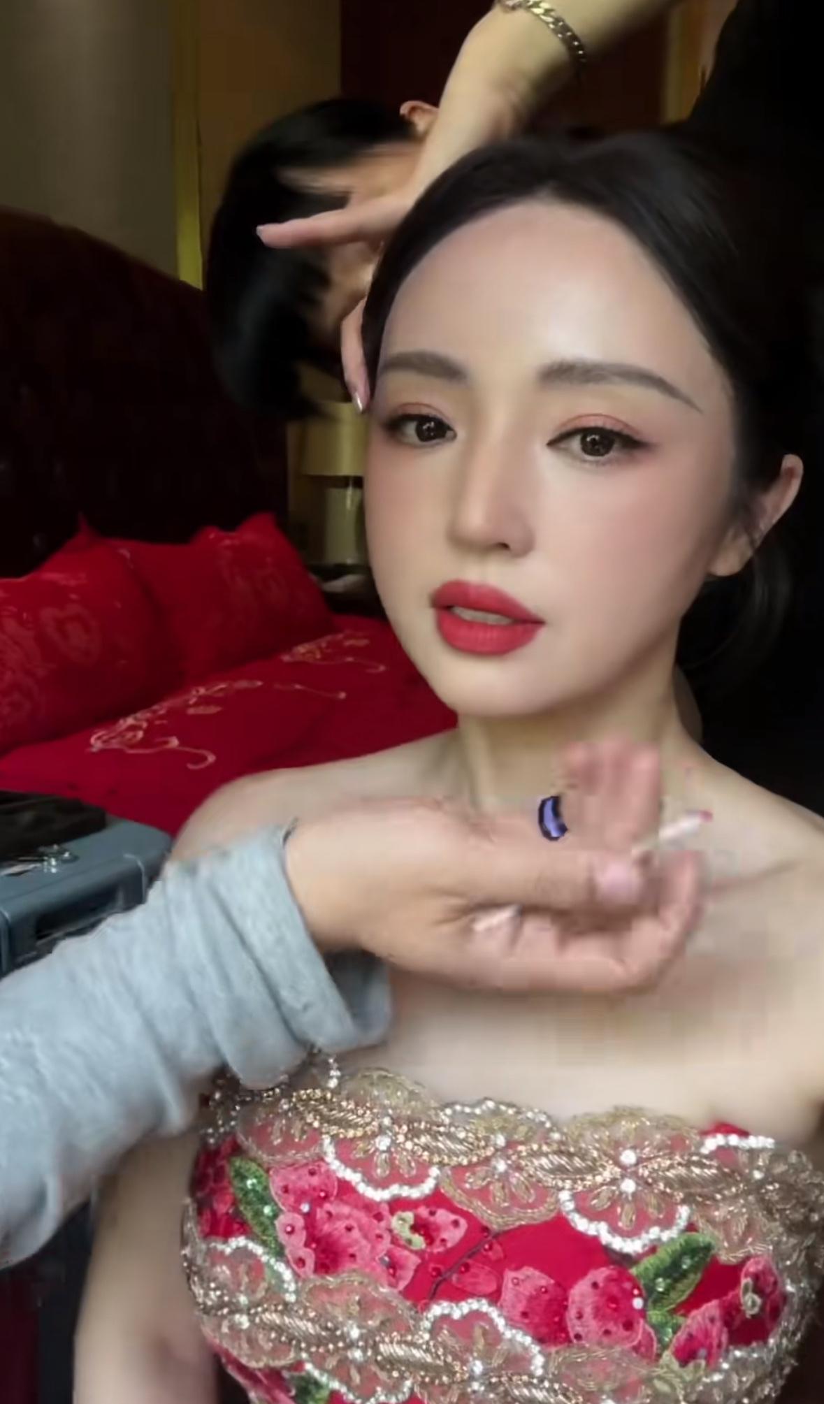 董璇婚纱照上妆视频流出，谁懂啊，她真的好美……本次与张维伊的婚纱照妆造由知名化妆
