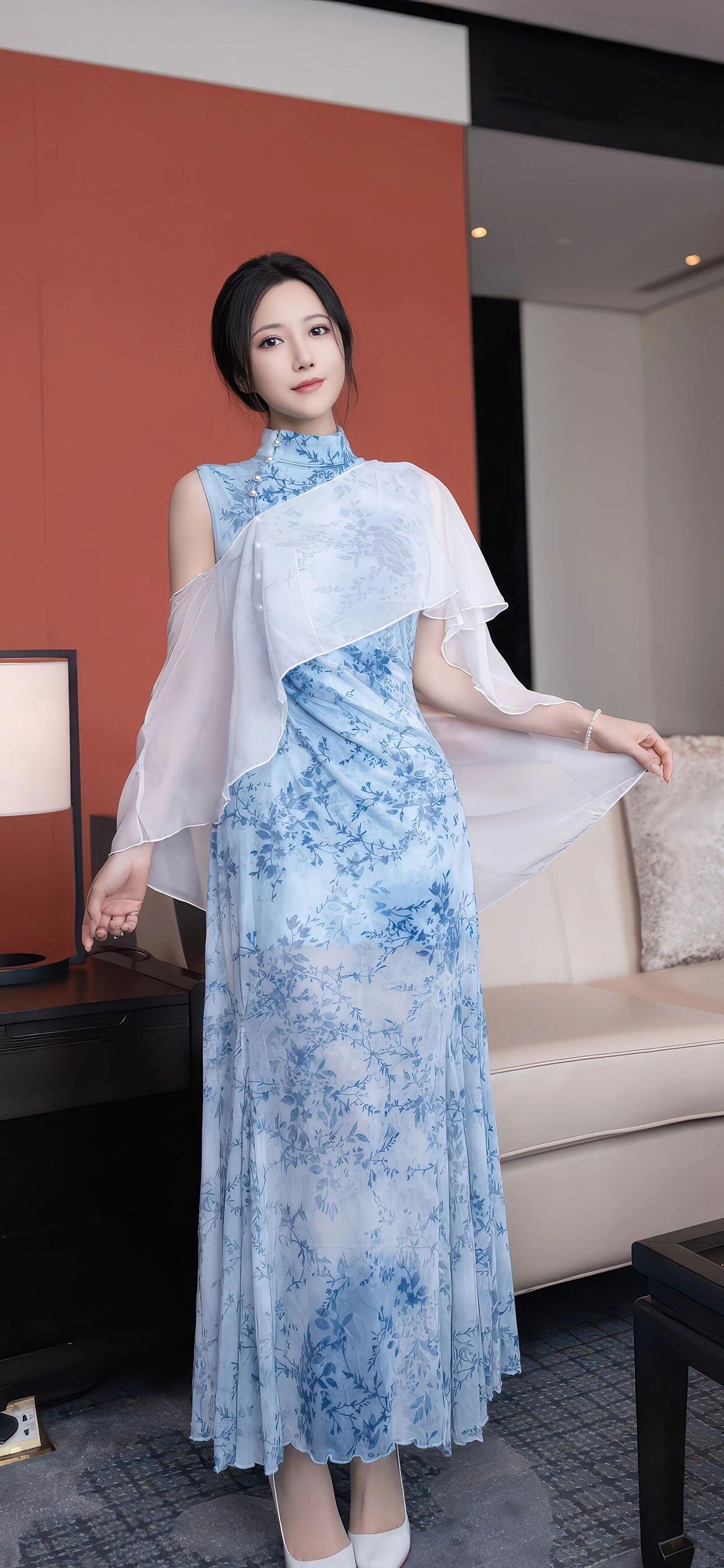 这件中式旗袍看起来真的很亮眼呢！