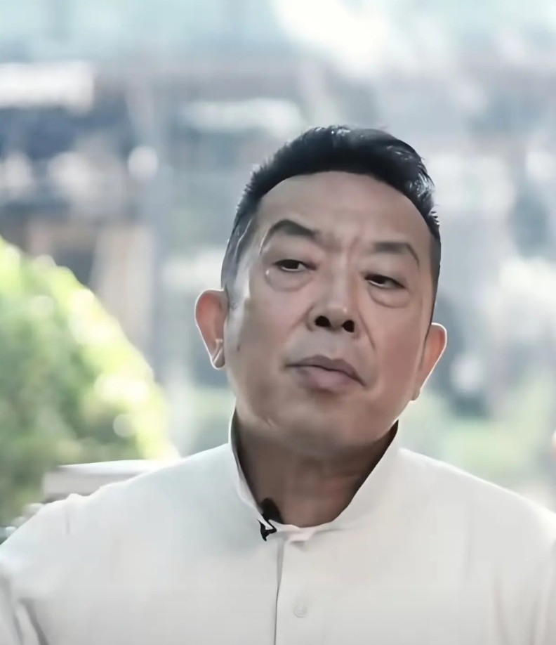 果然姜还是老的辣58岁的贾国龙一个动作，就直接暴露了他的人品。不知道