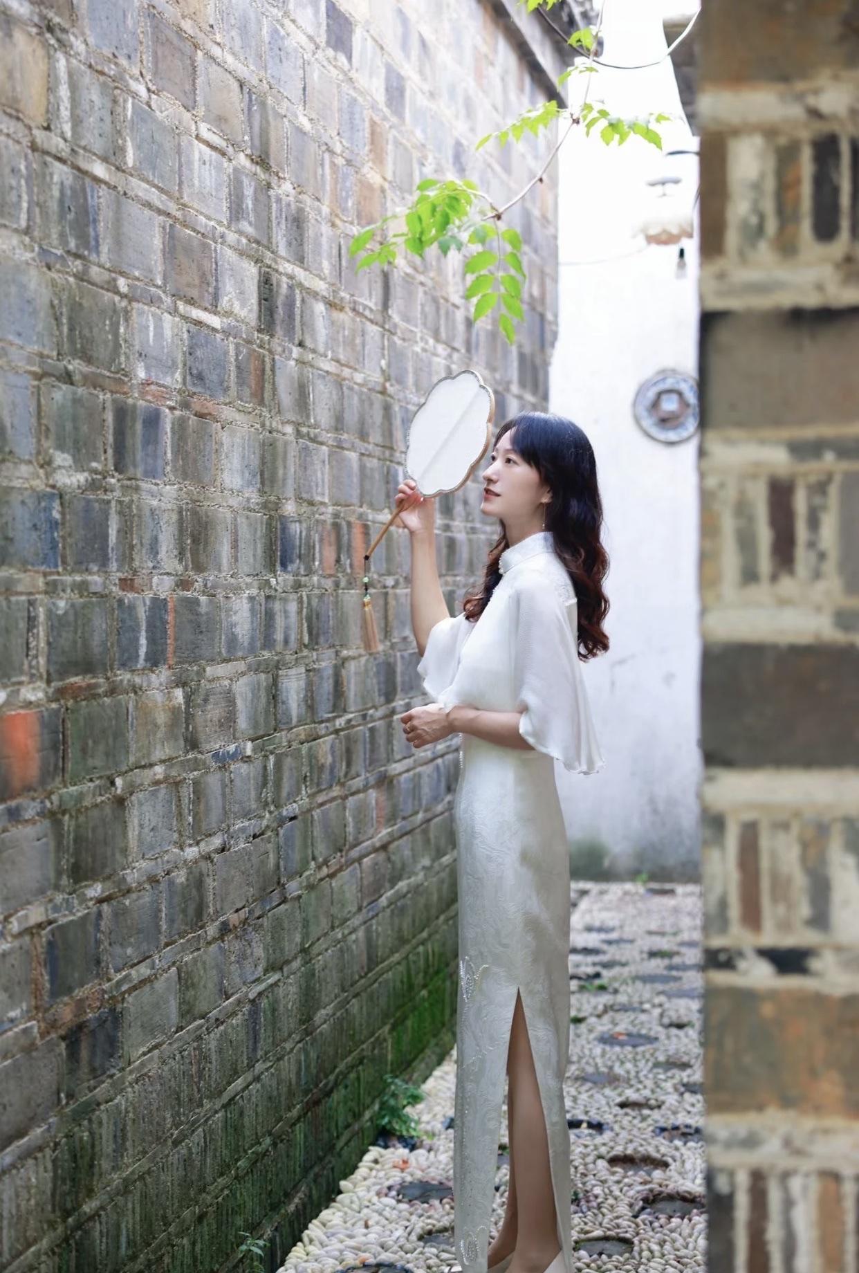 东方女性穿旗袍为什么这么美穿旗袍时的姿态会变得优雅，提升整体美感。