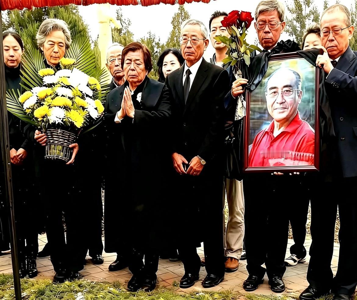 2013年，乒坛名将庄则栋的告别仪式上。前妻鲍蕙荞、相伴晚年的佐佐木敦子，都赶来