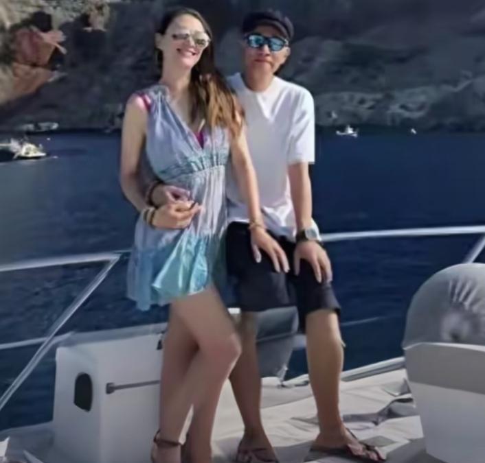 你见过58岁的男人在街头搂老婆，比20岁小情侣还黏糊吗？陈小春在迪拜就这么干了