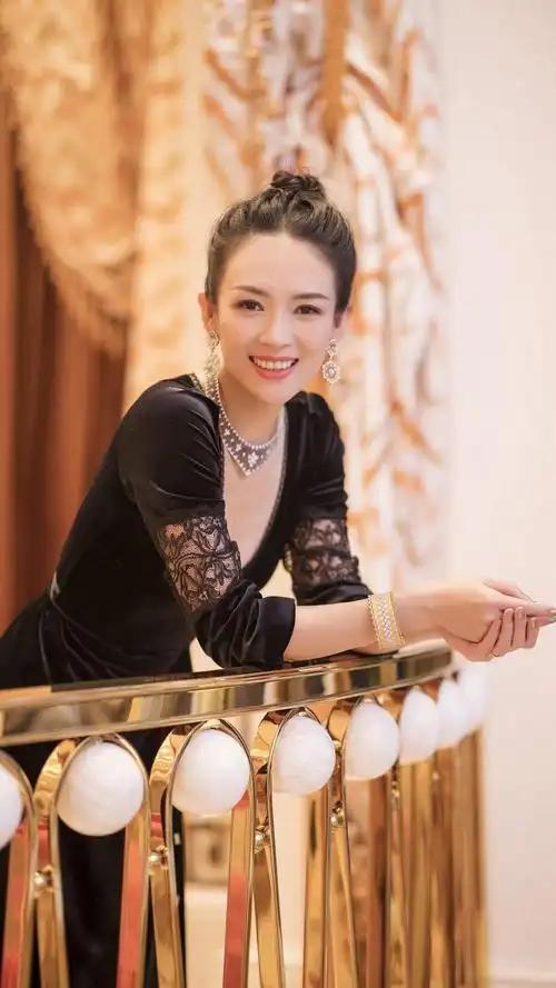 当年章子怡和撒贝宁，一个错过另一个，就错过了一辈子，令人感慨万千。看看这张老照