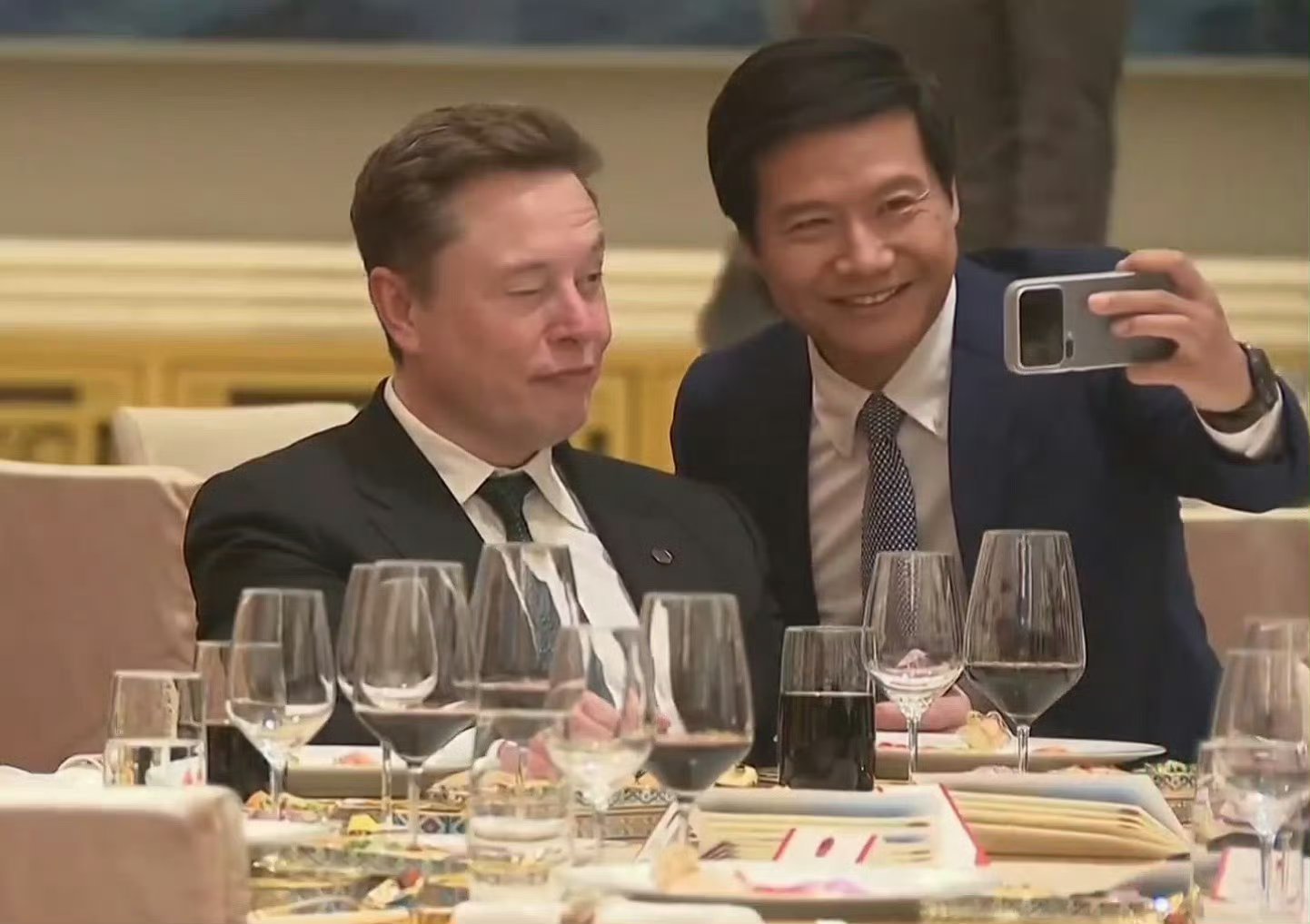 特朗普访华欢迎宴会把雷军和马斯克拉进相亲相爱一家人的群里吧，马斯克都Wink起来