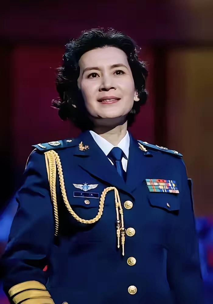 在北京空军大院里，时常能看到一位身姿挺拔、气质沉静的老人在散步。她叫肖雄，今年6