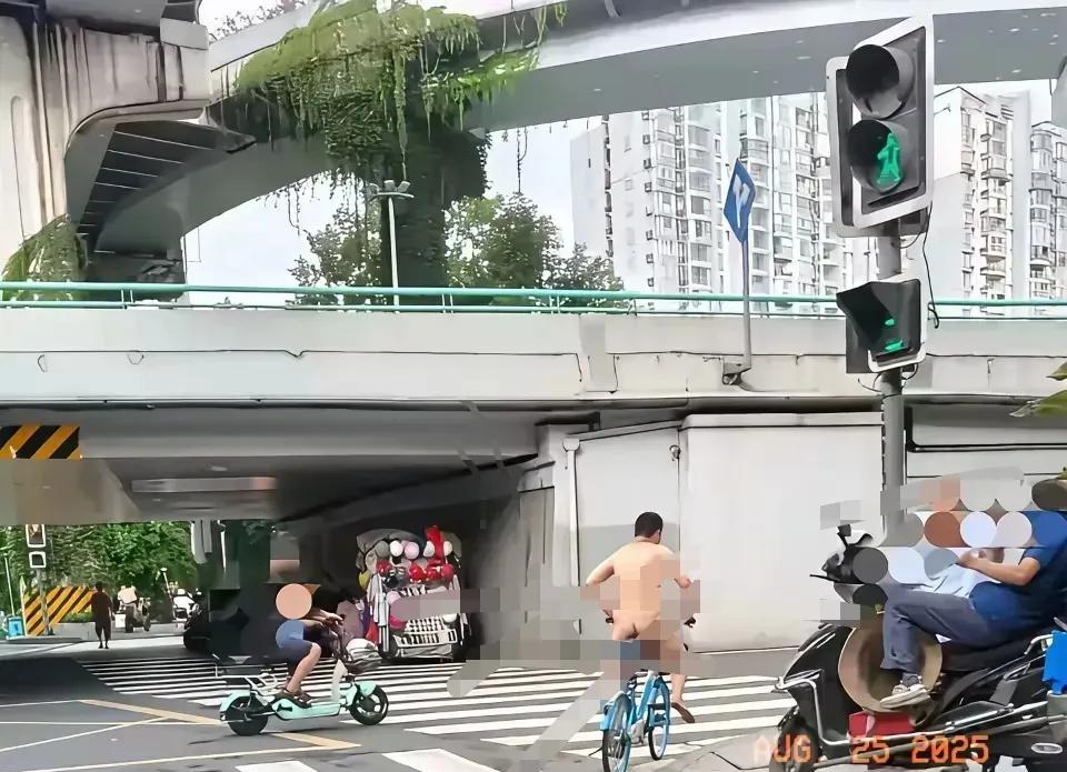 这是谁家的老公，竟然如此勇猛。大哥，你这一路骑行，可谓是一道独特的风景线啊，不