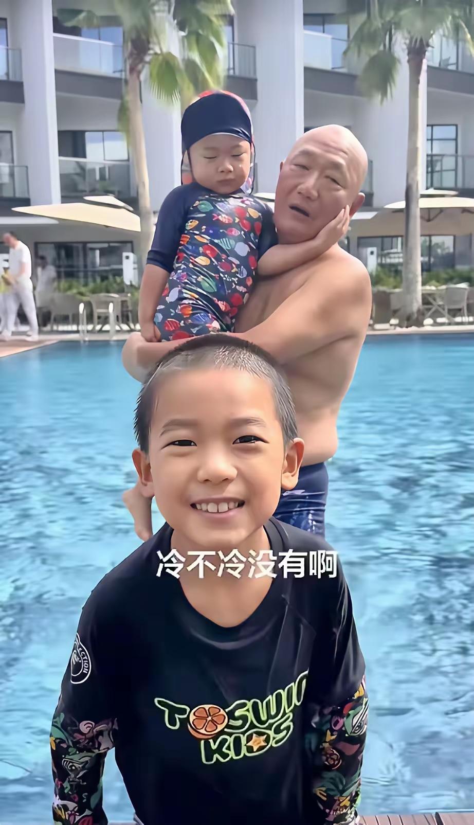 这是大明星谢东吧，本该当爷爷的年纪，却当了爸爸，有句话说的好，男人至死是