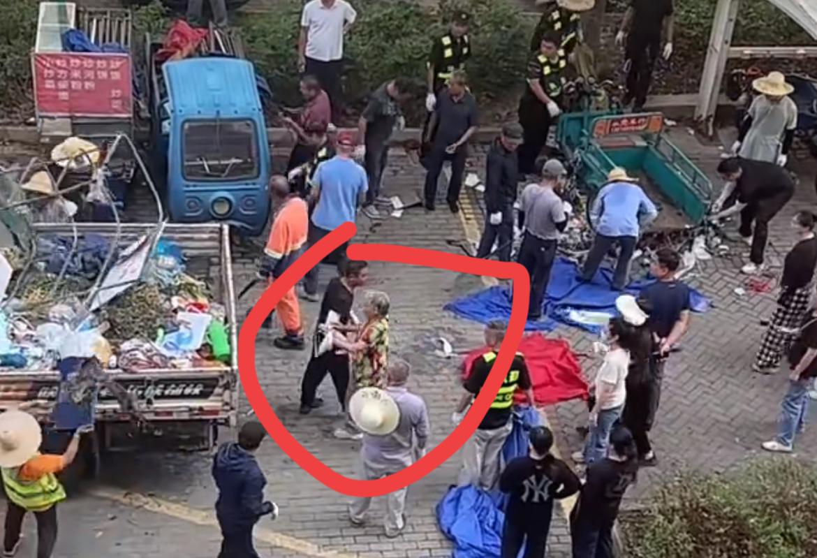 老太捡垃圾，丢在小区，物业出动保安大货车清走，老太哭天抢地，坚决阻止。一堆不值钱