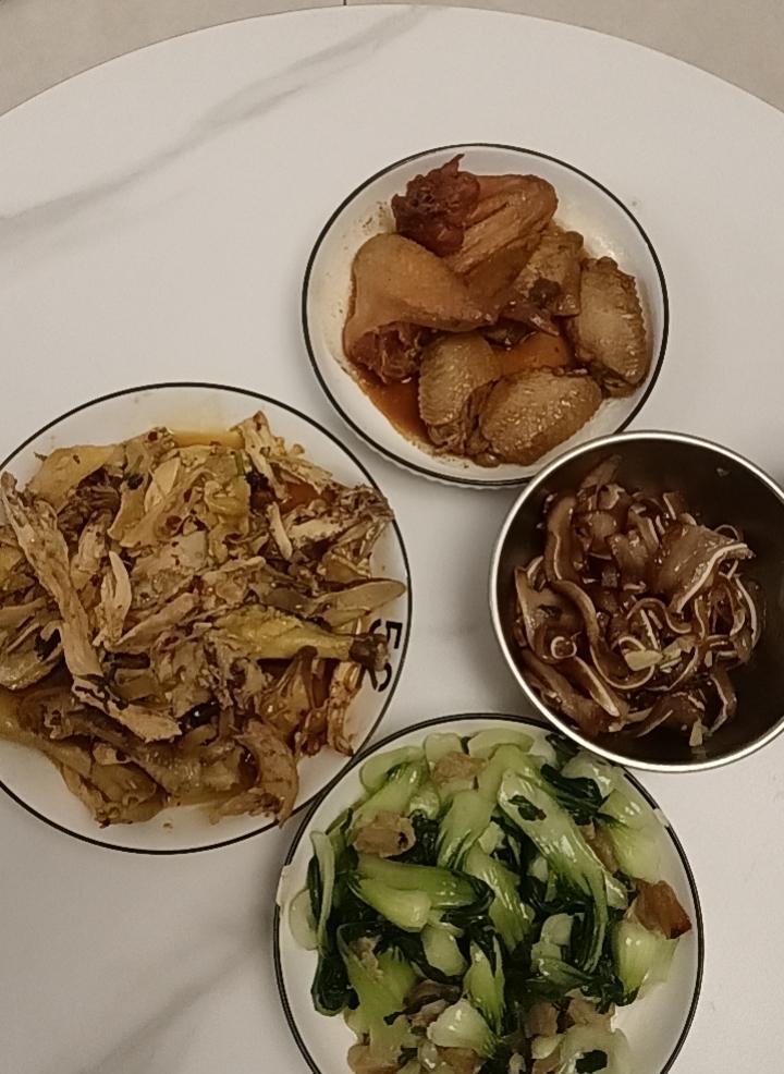 这是我婆婆为中秋节做的菜，看了一下，真的毫无胃口。一道手撕鸡、一道可乐鸡翅、一