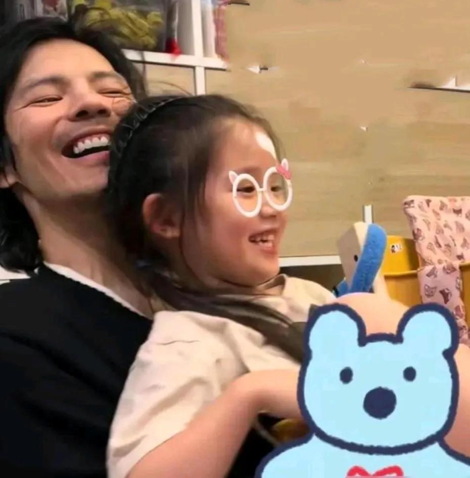 看看这小美女像爸爸吗？侧脸看还是有妈妈的影子的女大十八变长大肯定也是