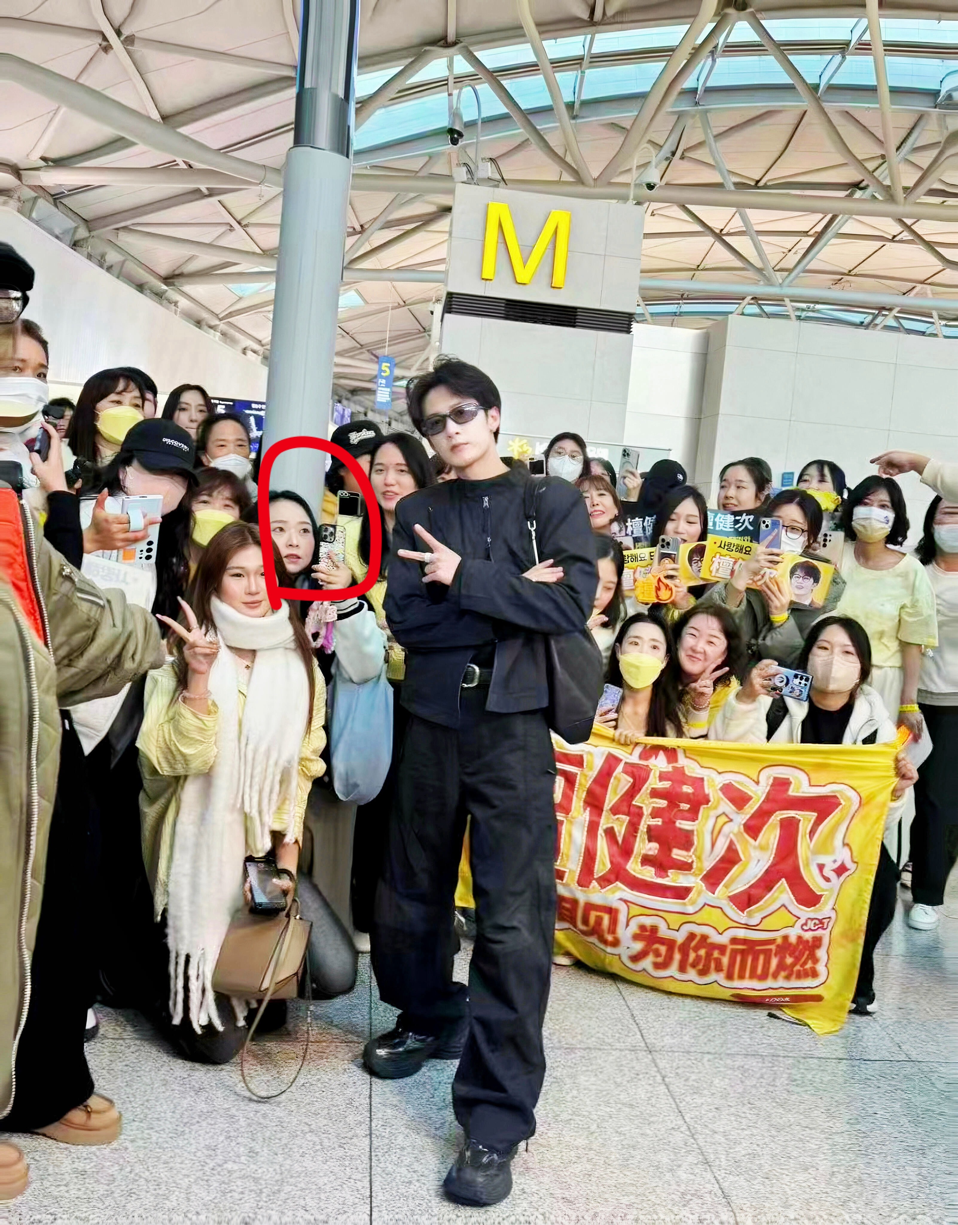 我如果和檀健次合影，也会和这个小姐姐一样的，眼里全是：欧巴，撒浪嘿！