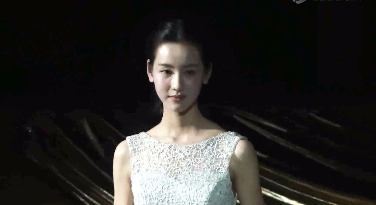 月光下的清醒者：陈都灵的