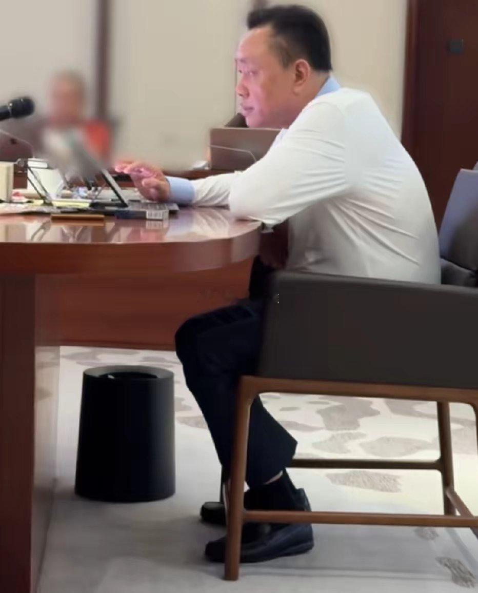黄光裕在公司开内部会议时的一幕身后还躺着狗狗​​​