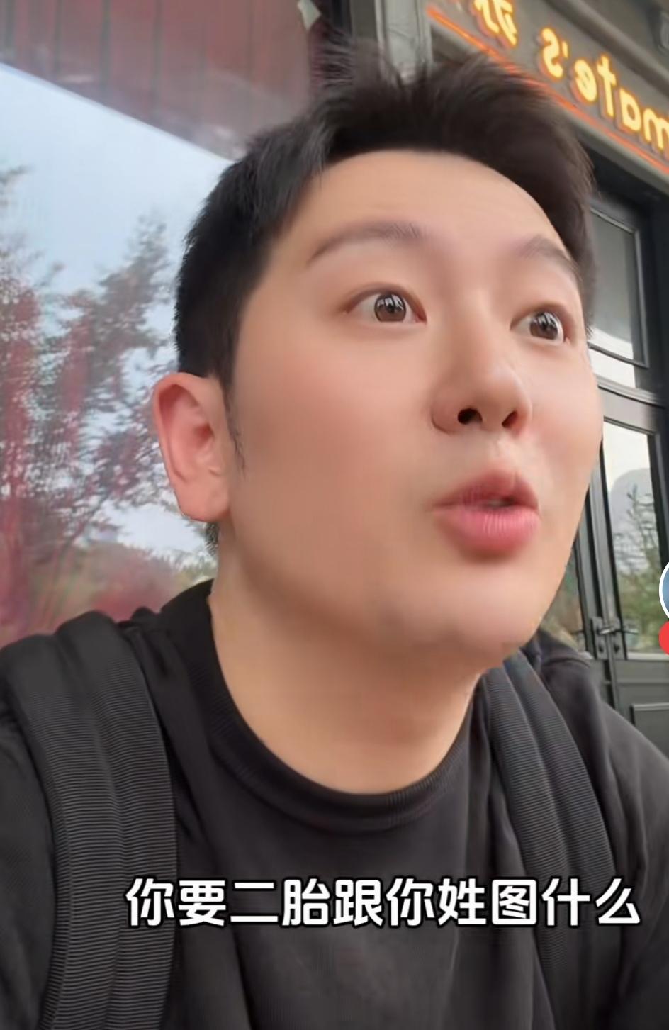 在我们这儿，如果一对夫妻生二胎，二胎大概率随妈姓。哪怕一胎是女孩，二胎是男孩。