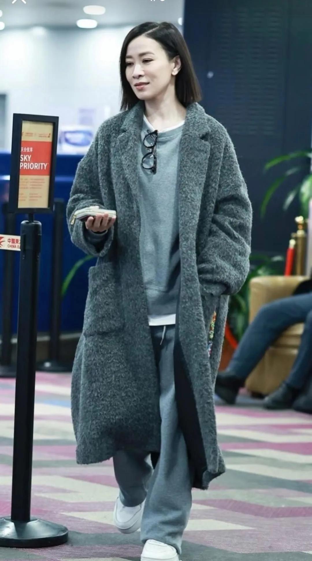 佘诗曼这套灰色系机场穿搭也太戳我了！☁️毛绒大衣自带温柔松弛感，同色系卫衣