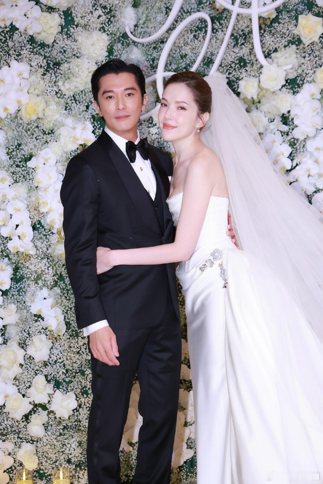 演员邱泽与许玮甯在台北文华东方酒店补办婚礼，婚后四年终于补上正式仪式。40+举办