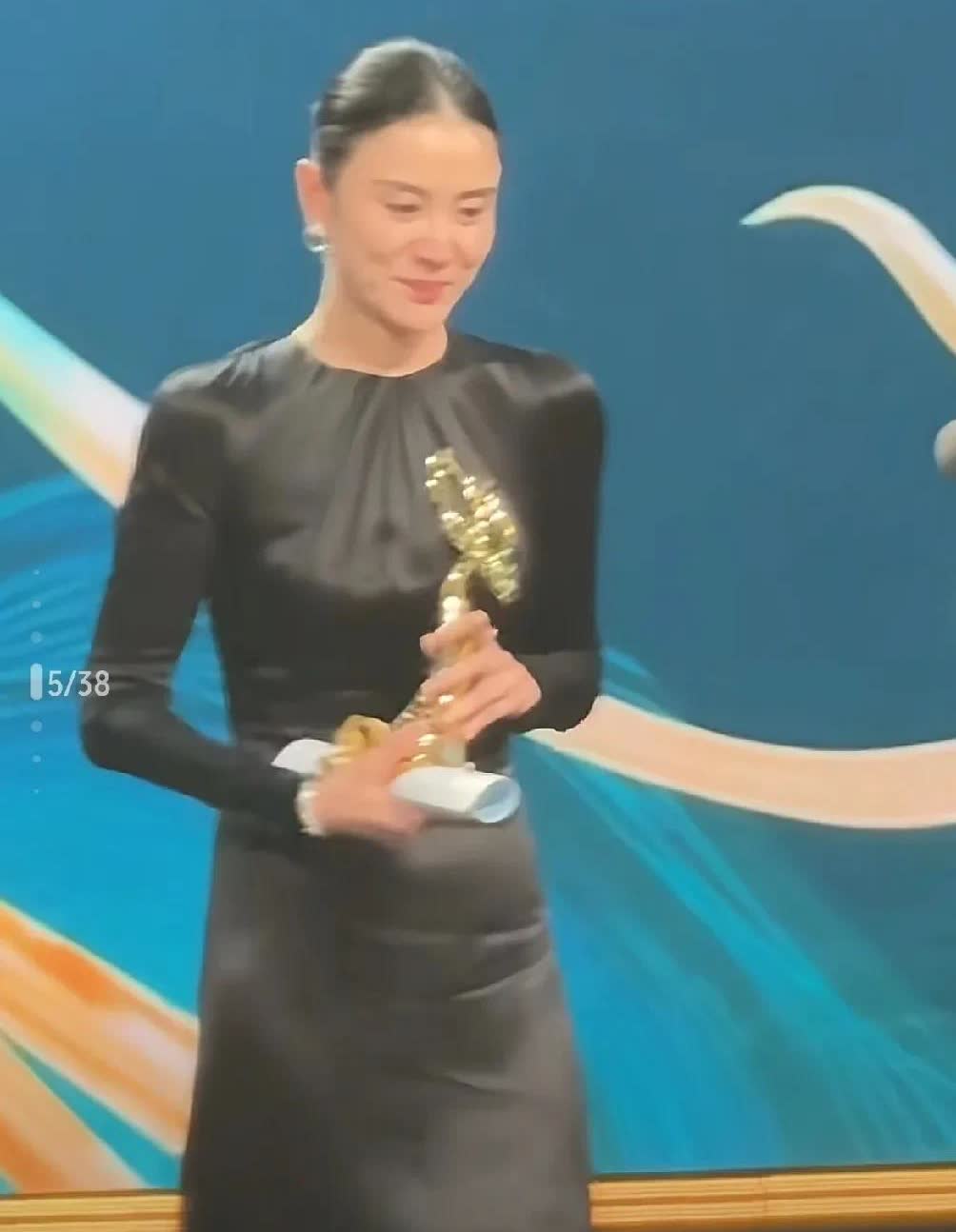 宋佳拿到白玉兰最佳女主角，她的发言打脸了谁？宋佳说：“大家在各自的角