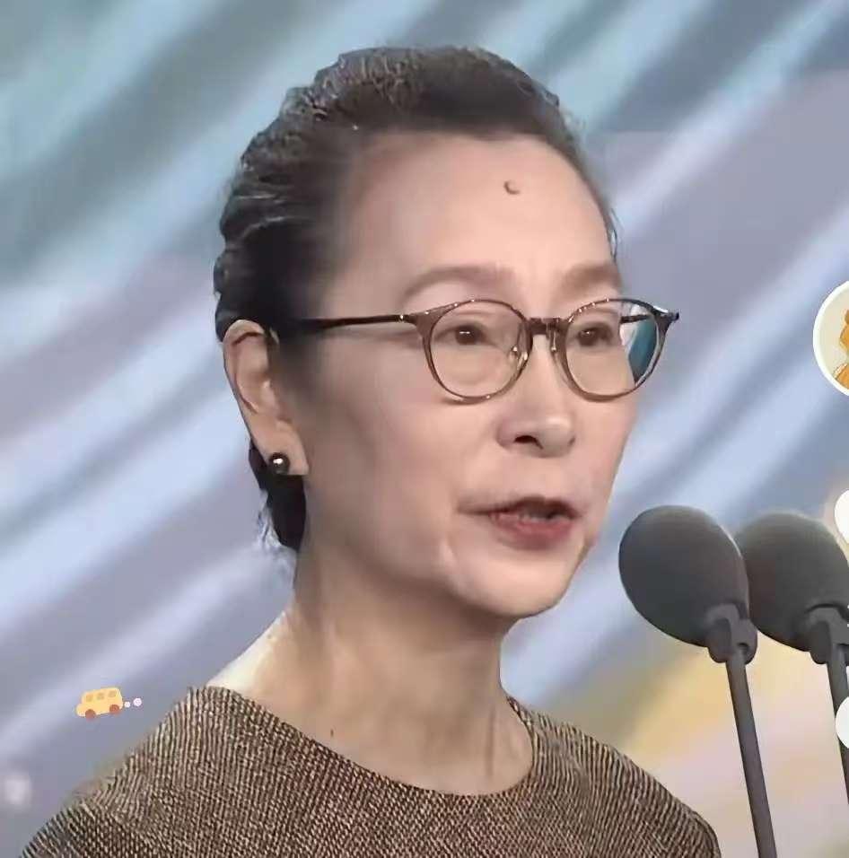 奚美娟表态了！回应有关儿子亲爹是谁，在上海戏剧学院80周年校庆上的发言给网友