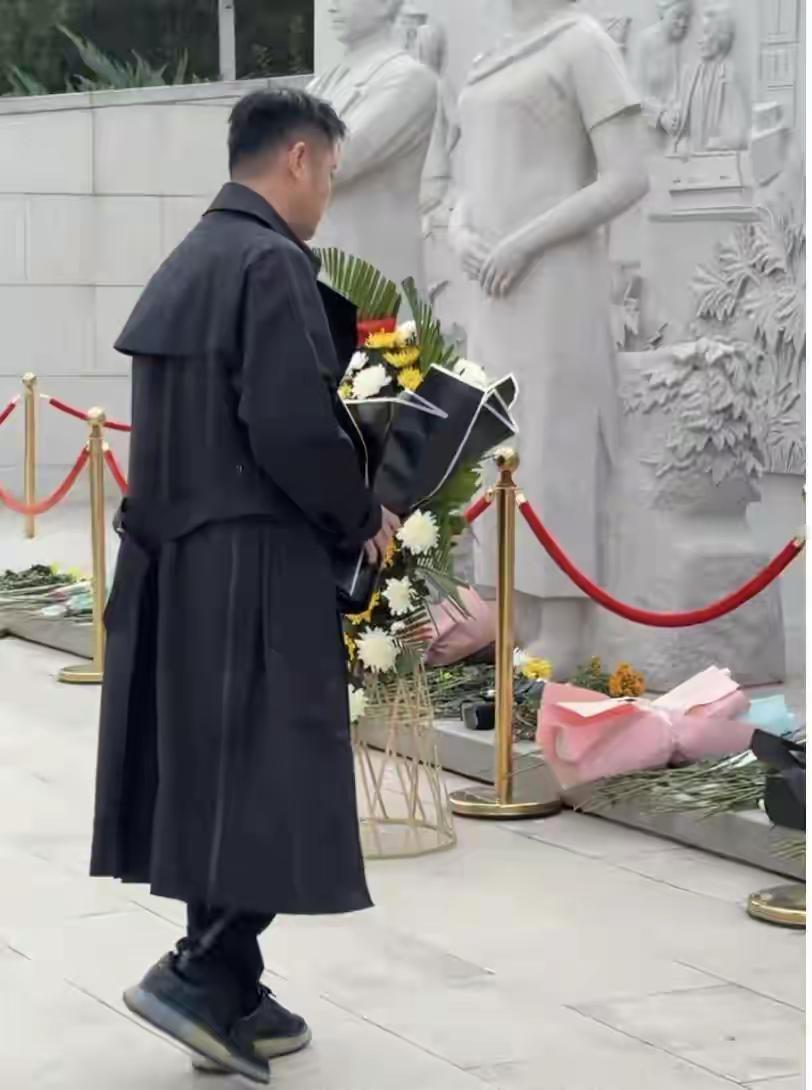 演员巩峥给吴石等四位烈士献花最近革命历史剧《沉默的荣耀》火了