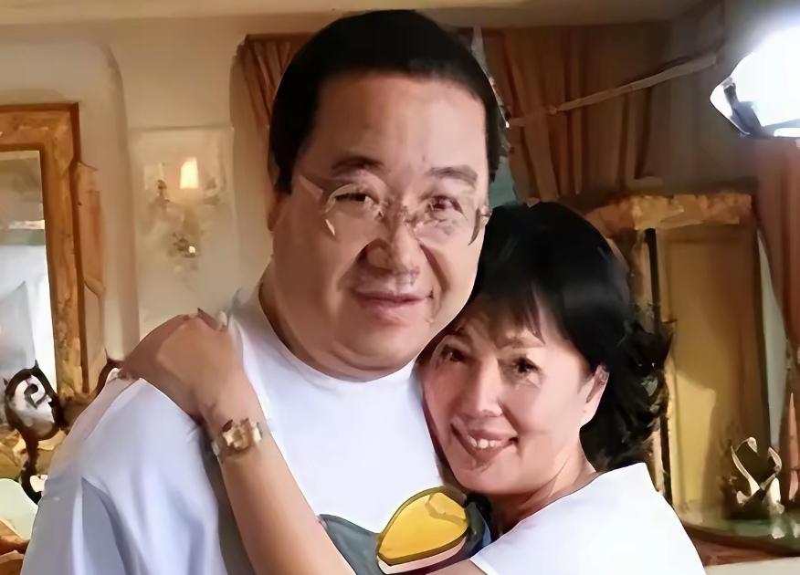 年轻时的梁欢，是自带书香气质的清雅佳人。没有咄咄逼人的浓艳五官，皮肤白净，眉眼