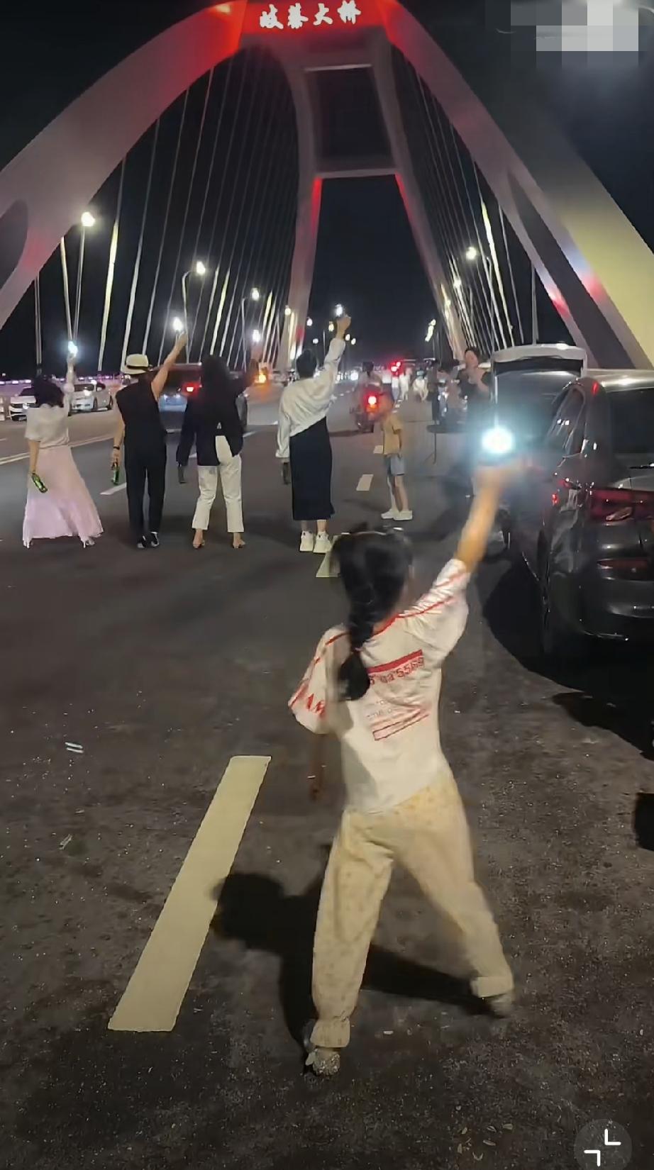 陕西宝鸡这座网红桥也太离谱了！马路上拍视频，随意乱停车，露营桌都摆上了，这也太
