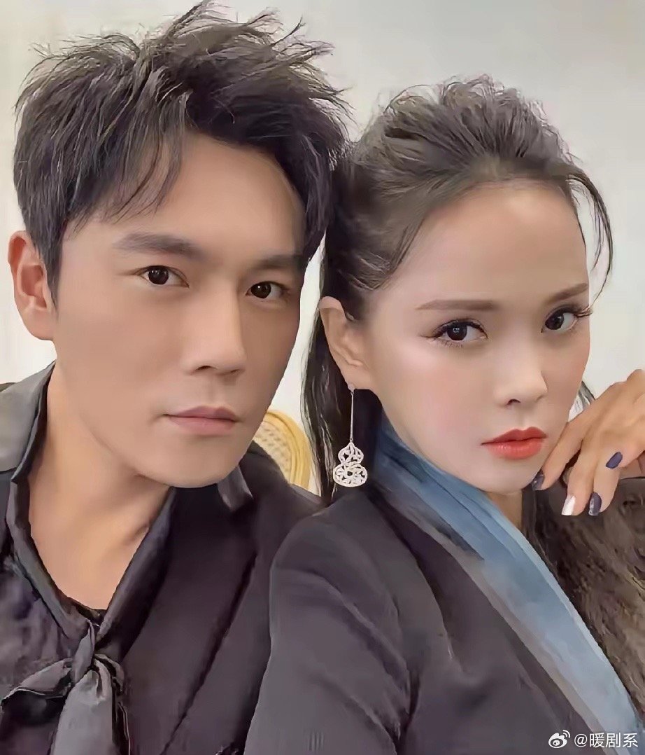 不出意外，意外又来了！3月29日上海迪士尼门口，伊能静和秦昊十指紧扣现身