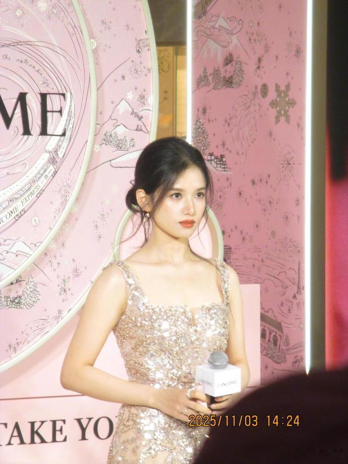 张婧仪就这个CCD直出爽张婧仪就这个CCD直出爽，但是好美呀，简直就是美成了神