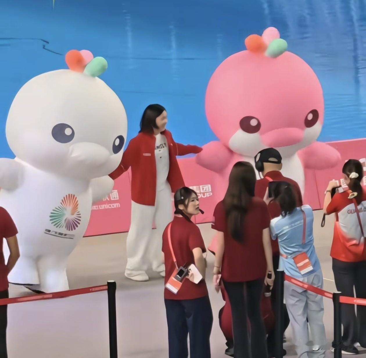 难得一见，全红婵与吉祥物大湾鸡跳舞。10日晚上是女子单人十米跳台决赛，没有比