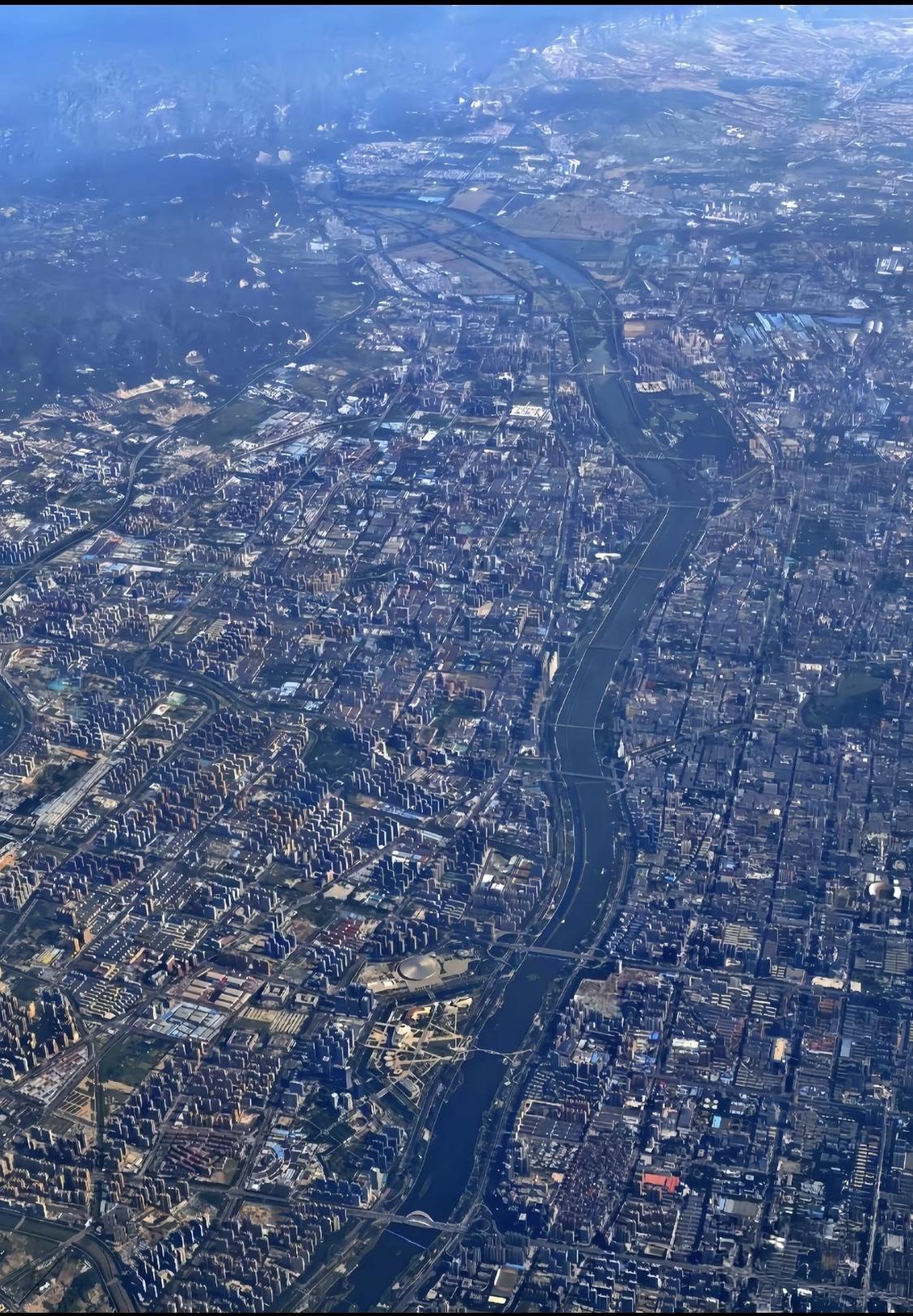 太原的城市建设的特点是什么?三面环山，一水中分道路一般正南正北：东西为街道