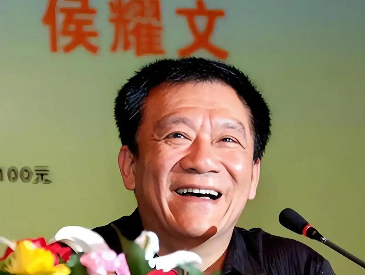 1986年，侯耀文为了和韦唯走到一起，离开了结发妻子刘彦。然而相处一年后，侯耀文