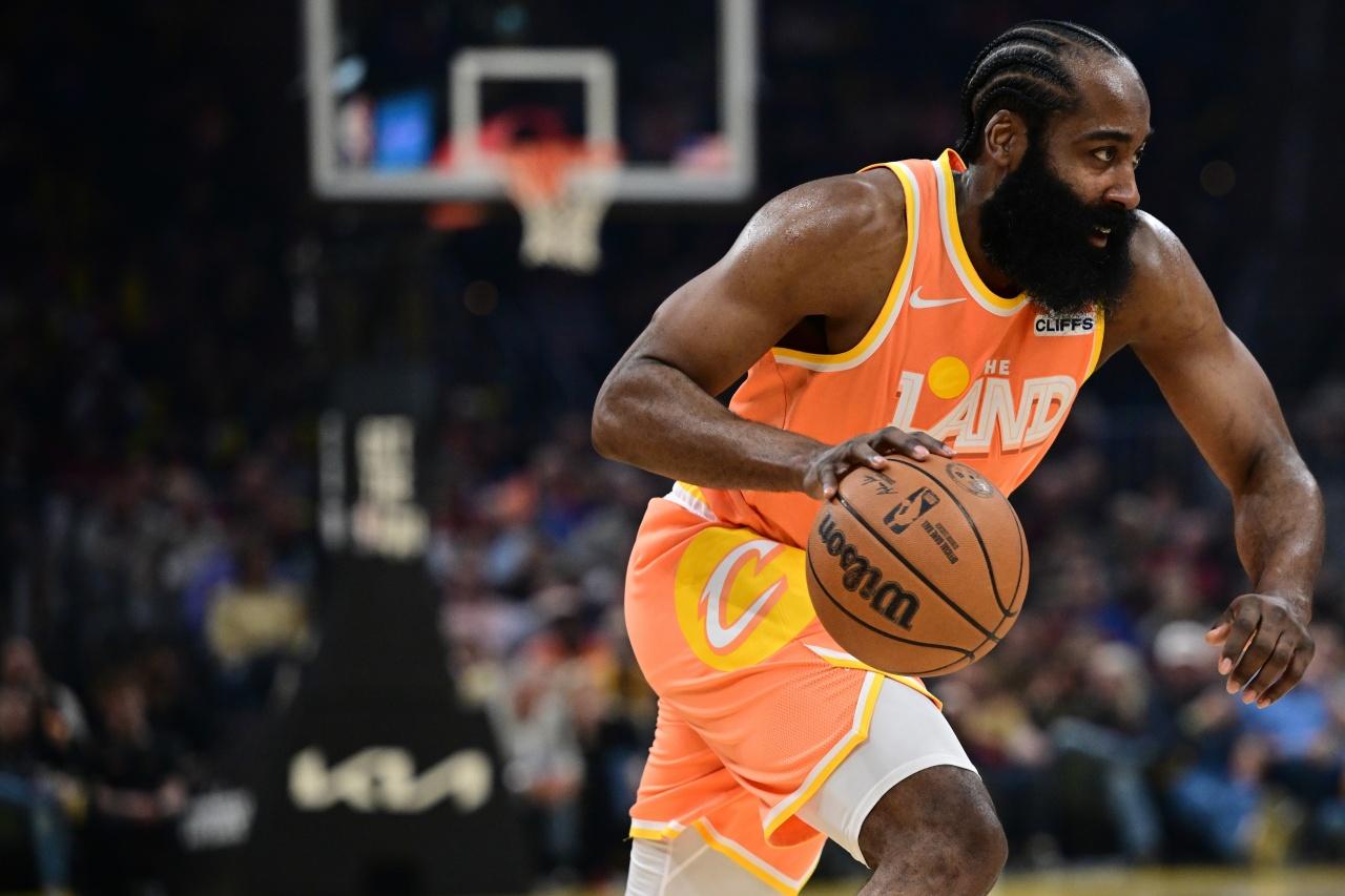 哈登：进入队史第6位！骑士胜爵士这场赛后，哈登已连续两场送出14次助攻，是骑士队