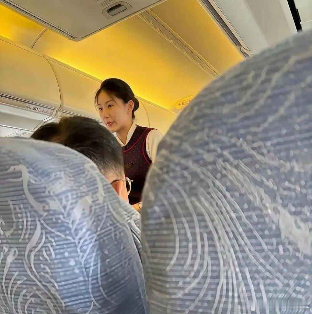飞机上一幕…不去当明星可惜了啊