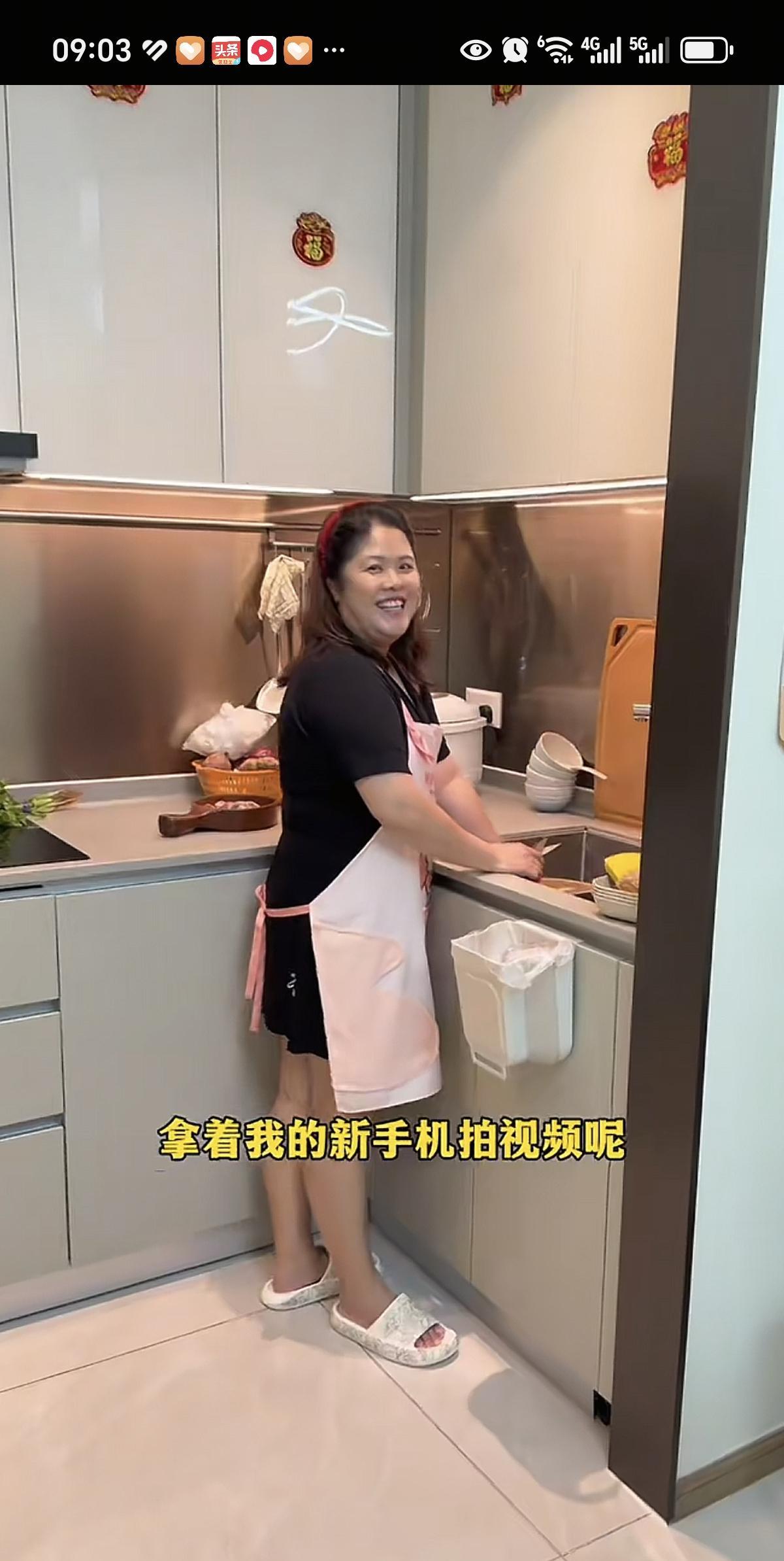 华华做鸡煲翻车了。华华给大家做鸡煲吃，说好久没吃了。刚端上桌，小吃货就说看着