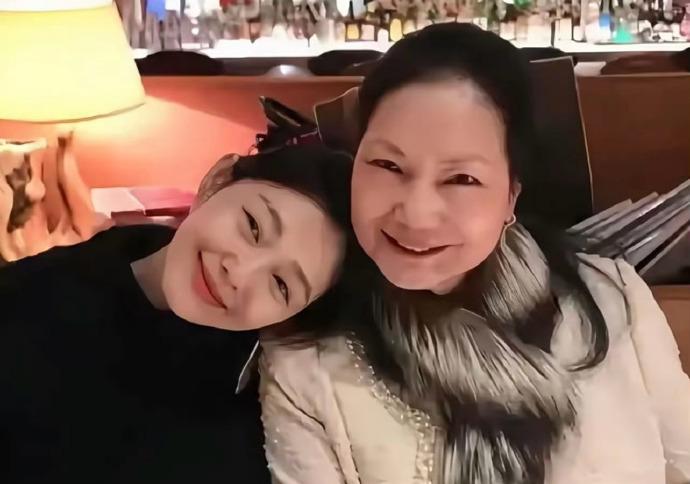 大s当年不让汪小菲看孩子的回旋镖，如今正中s妈黄春梅的眉心！s妈哭诉大S儿女