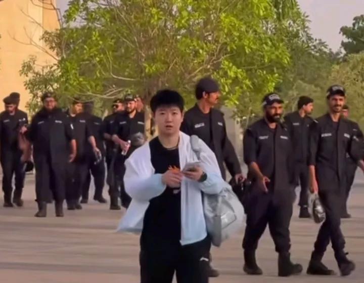 莎莎又迷路了？又是一个人走丢了？到底怎么了？这是在多哈被大部队一路护送回来了？