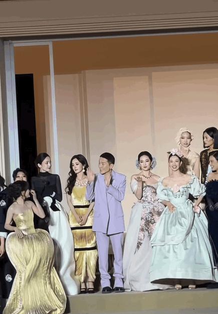 Vogue大合照一拍，全网炸了。刘亦菲和娜扎，一个低头帮整理裙摆，一个两次伸手