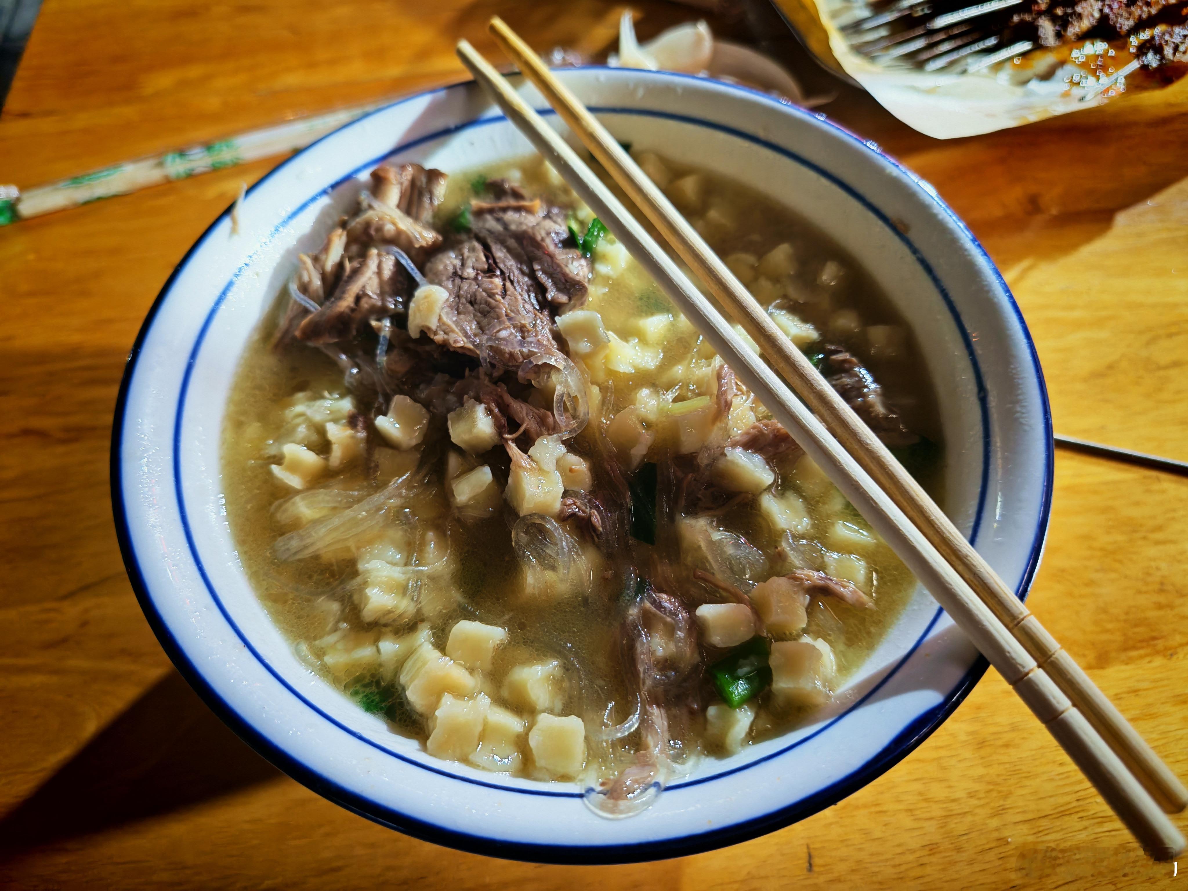 大晚上整个羊肉泡馍，再来20串肉，开始国庆假期。[吃瓜]​​​