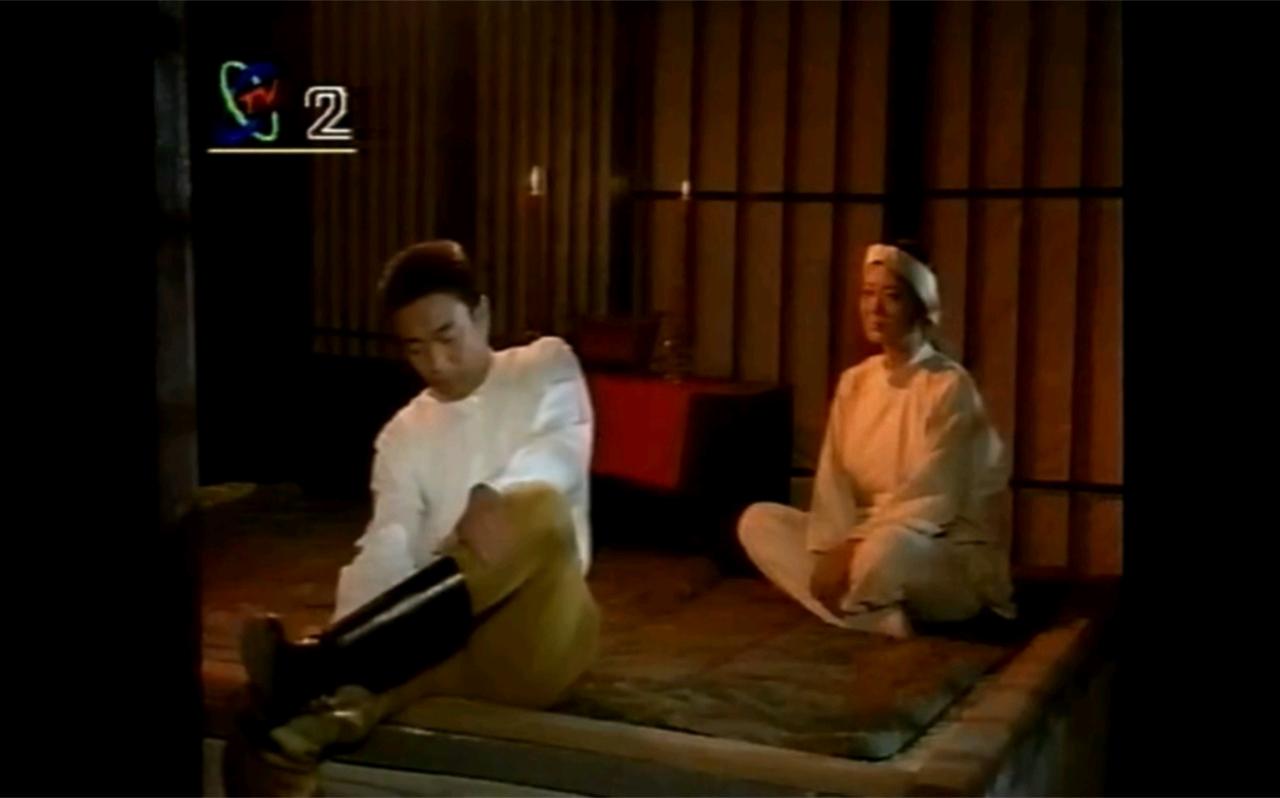 1942年，一名日军军官强娶了村里最美的姑娘。新婚之夜，姑娘含笑敬酒，军官一饮