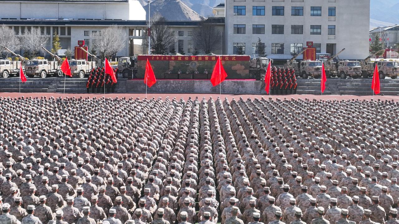 [呲牙笑]勤俭持家好模范，09式车载炮还在装备着呢——大家注意看图1中的背景，是