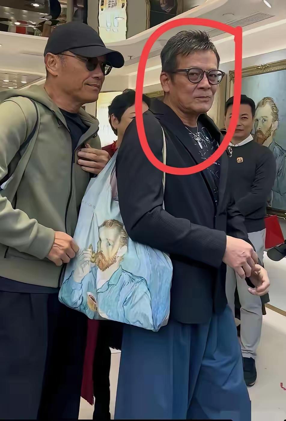 曾经荧幕上英俊潇洒的“男神，在高清镜头下，鱼尾纹、法令纹、眼袋，还有那藏不住的白