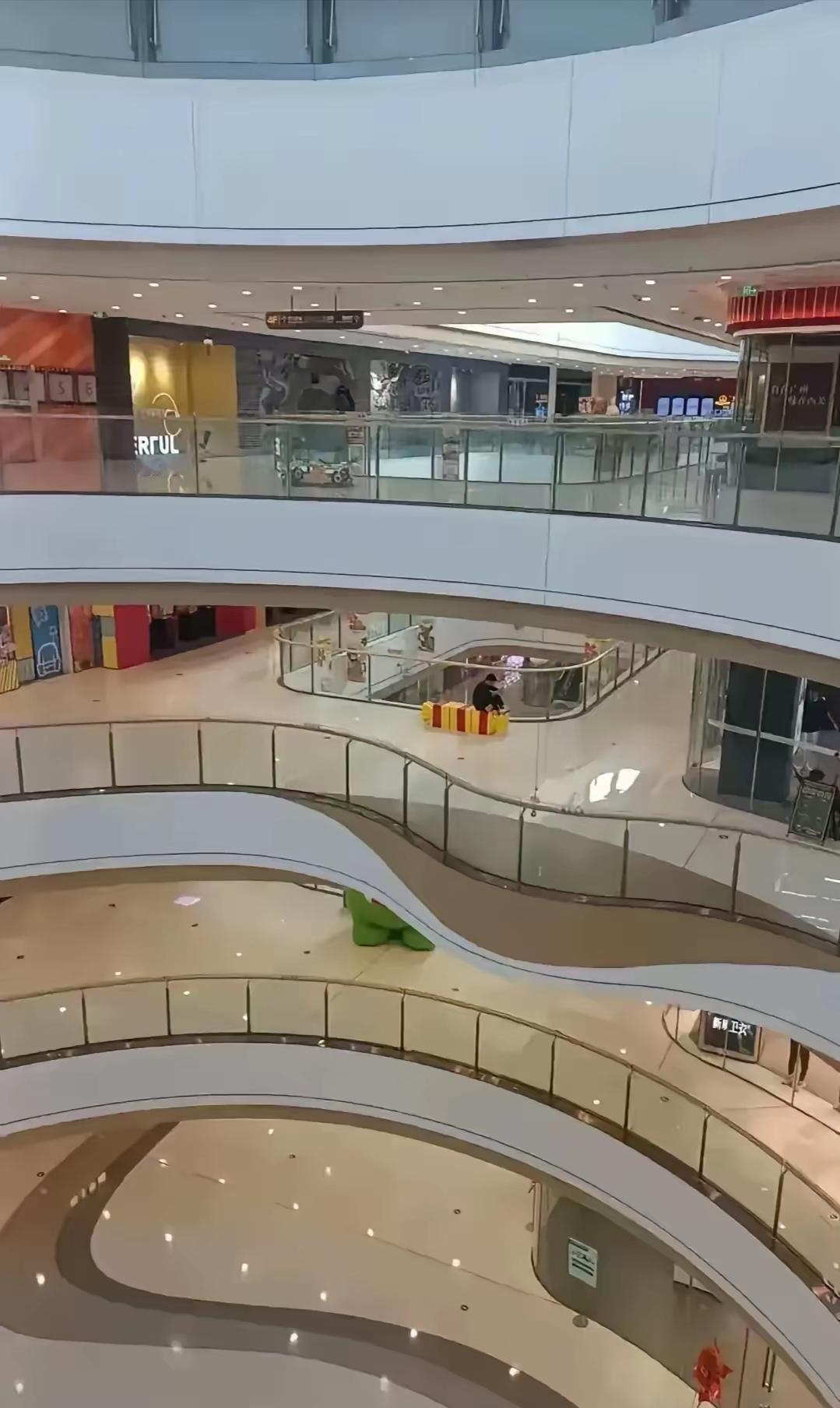 实体店的春天来了吗?!今天财务说从这个月开始,网上所有的销售都要把真实的数据