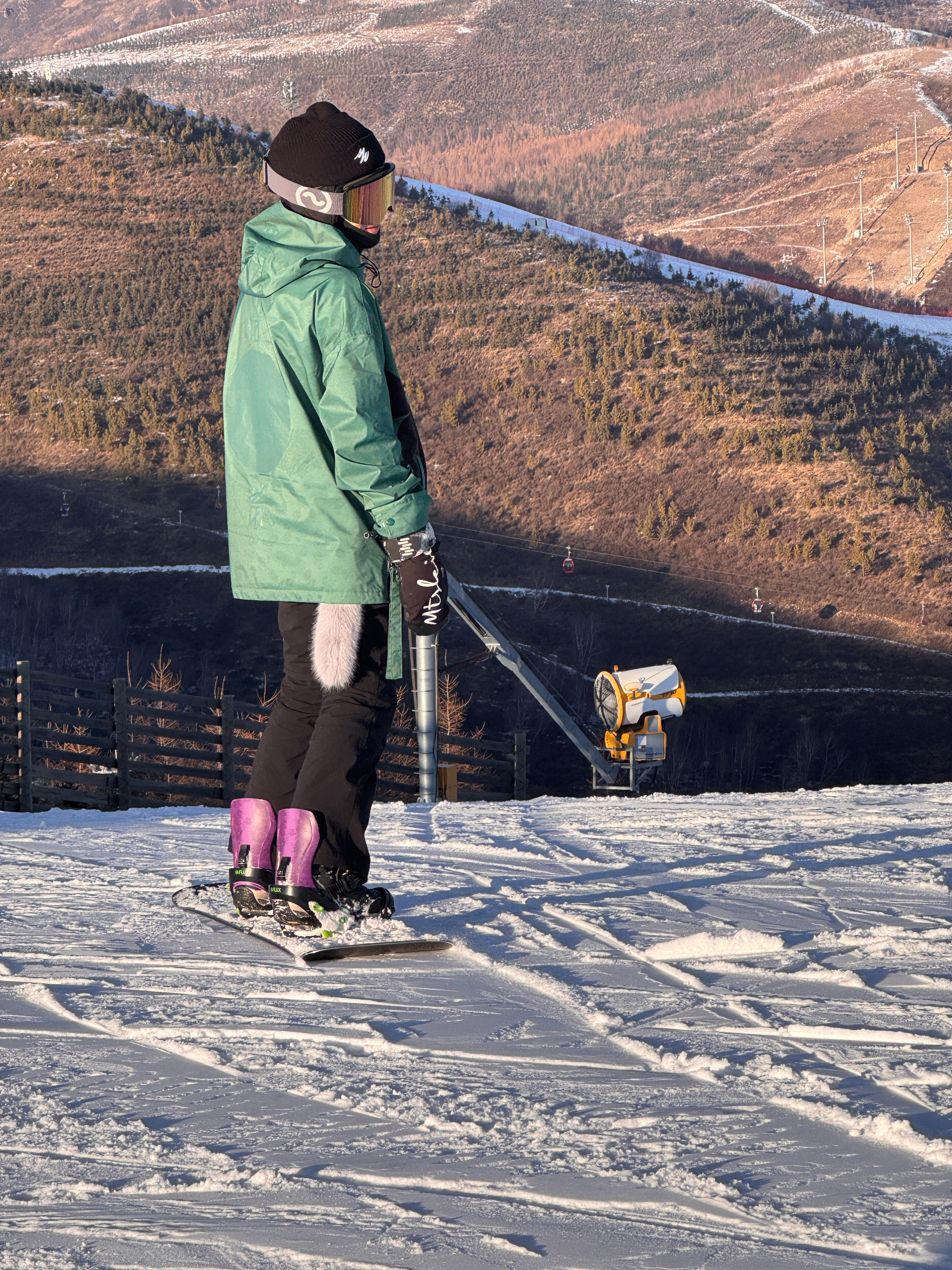 很想摸摸这个小哥的狐狸尾巴，但是怕他以为我是变态。除了管住自己的嘴，我更要管住自