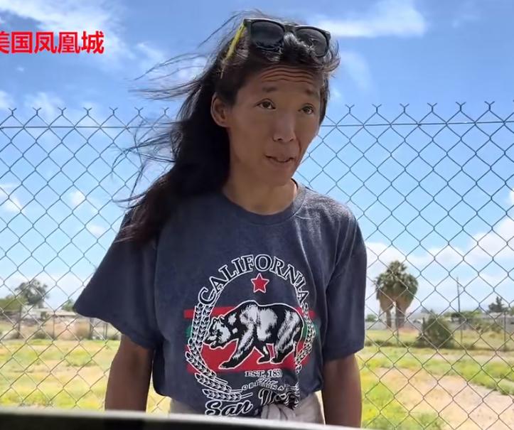 她本应有美好灿烂的人生，却因父亲以工程师的名义移民美国遭遇诈骗，从此家道中落陷入