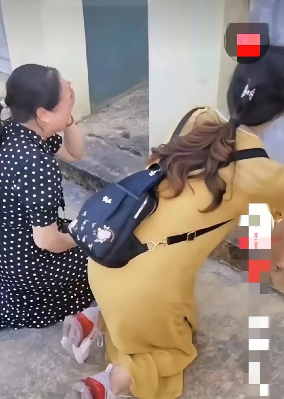 四十载思念寄忠魂：烈士陵园里，两位姐姐的跪拜让人心碎两位姐姐来烈士陵园看望在对