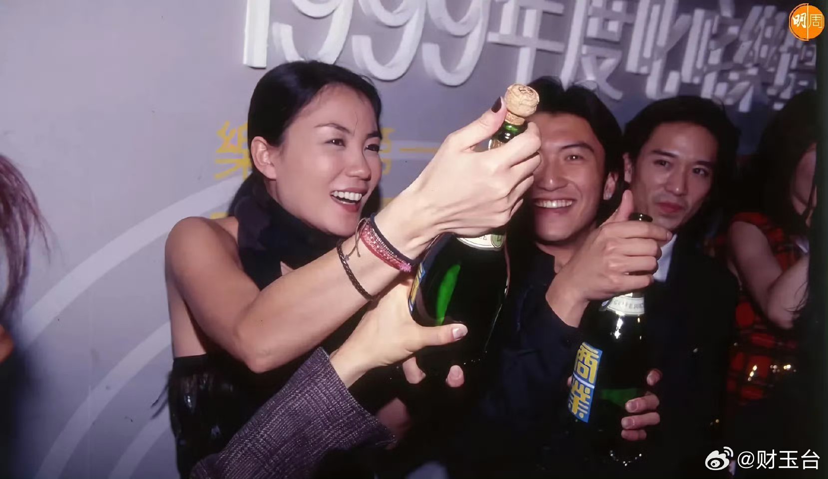 谢霆锋戴与王菲26年前定情手镯一只戴了26年的手镯，胜过无数次高调官宣。从年少热