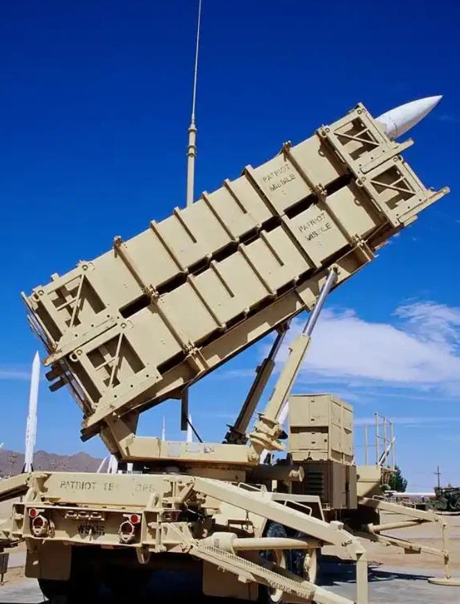 特朗普估计现在很发愁。为啥发愁？因为他手上那笔，卖给台湾的110亿美元武器大单，