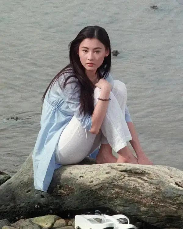 见到张柏芝那张生图，我愣住了。43岁的眼尾纹和法令纹，就这么摊在港媒镜头下。跟