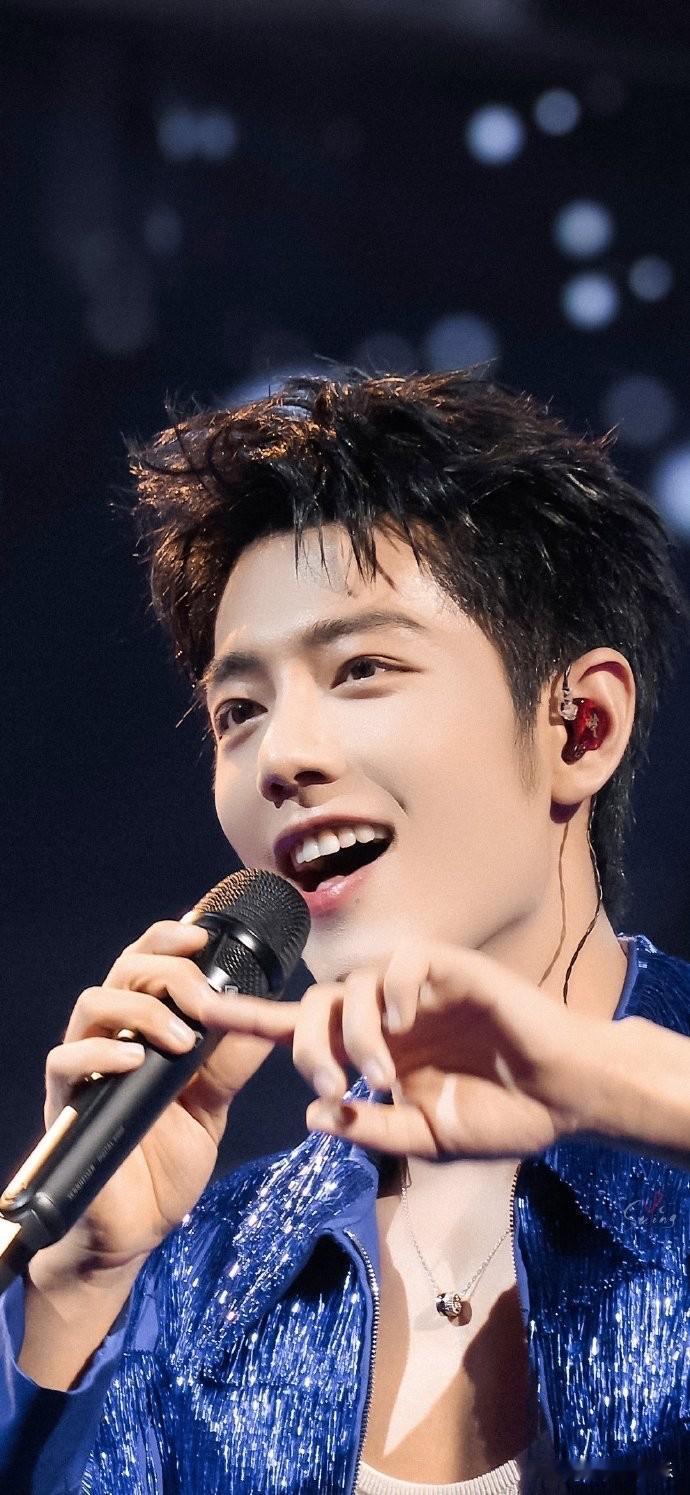 不是伯乐看不见千里马。而李宇春当年就是那个唯一敢信肖战、拉他上来的人