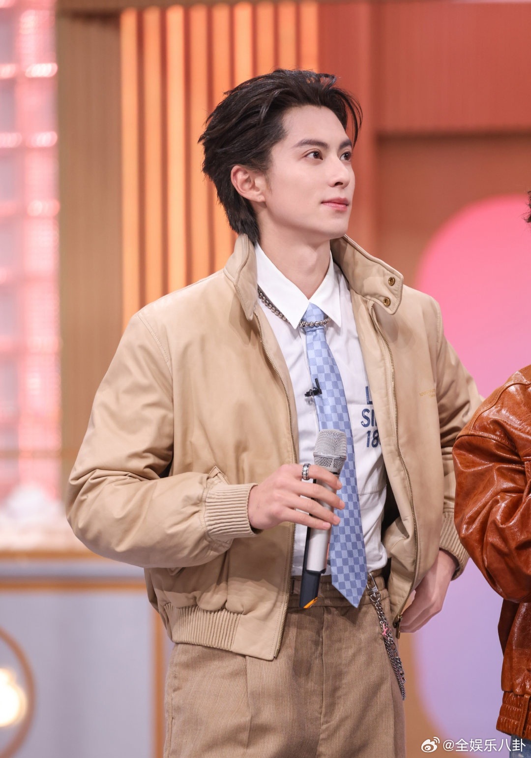 王鹤棣这套打招呼方式，直接给内娱男明星的社交礼仪提供了新范式！从此告别尴尬握手，