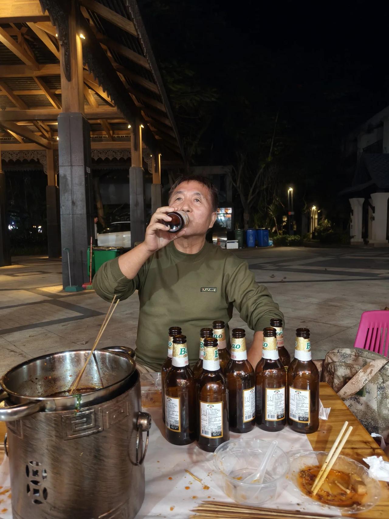 昨天晚上喝酒的时候，因为时不时的就喝，不如久别重逢喝酒话题多。​因为没有更多的